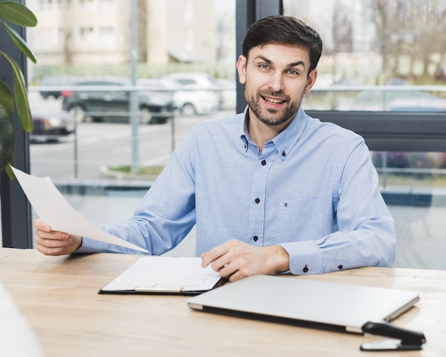 Vista frontal del hombre de recursos humanos en el escritorio con una entrevista