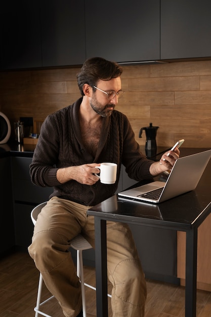 Vista frontal hombre con smartphone