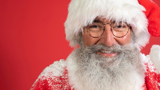 Foto vista frontal del hombre sonriente en traje de santa con espacio de copia