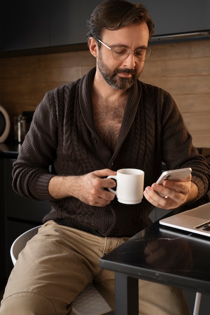 Foto vista frontal homem segurando smartphone