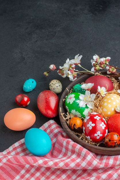 Vista frontal de los huevos de pascua de colores sobre fondo oscuro primavera ornamentada horizontal pascua novruz