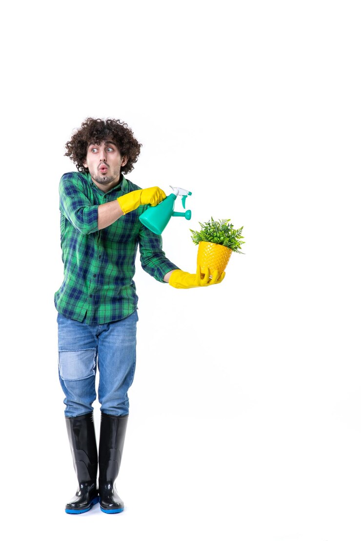 Foto vista frontal jardineiro masculino segurando plantinha no fundo branco terreno campo árvore escavação flor grama jardim de folhas limpas