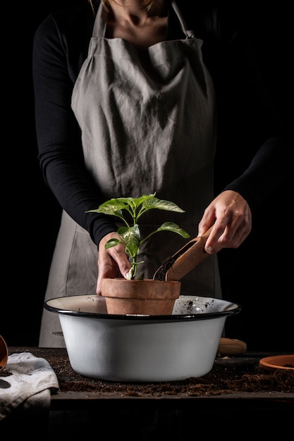 Foto vista frontal de jardinería para adultos con herramientas.