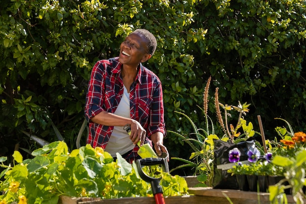 Foto vista frontal de jardinería de mujer sonriente