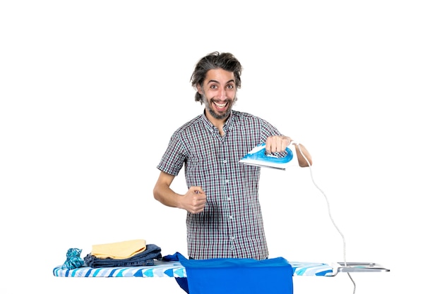 vista frontal jovem do sexo masculino se preparando para passar a camisa azul no fundo branco homem trabalho doméstico passar roupas máquina limpa casa