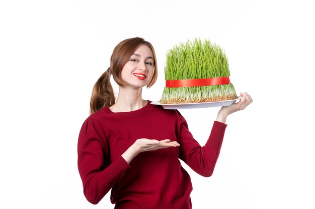 vista frontal jovem fêmea segurando grande novruz semeni no fundo branco família primavera étnica artista cores férias conceito