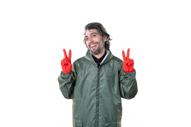 Vista frontal jovem macho em luvas vermelhas no fundo branco flor árvore homem solo planta jardim trabalho grama trabalho emoção
