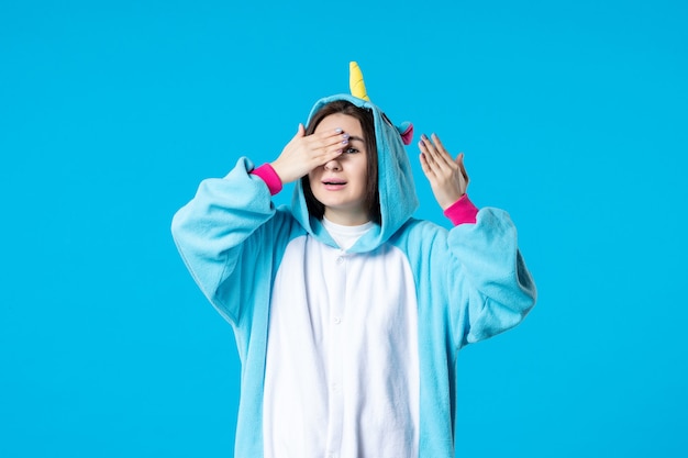 Vista frontal jovem mulher na festa do pijama no fundo azul diversão amigos pesadelo sono cor dos sonhos repouso na cama tarde da noite