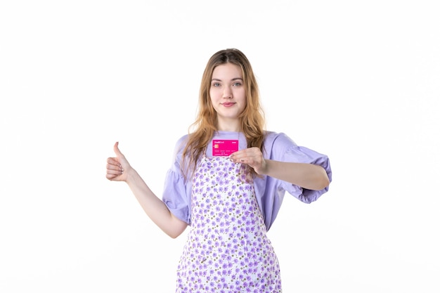 vista frontal jovem mulher segurando um cartão de banco rosa no fundo branco dinheiro jardim de flores grama planta mulher compras