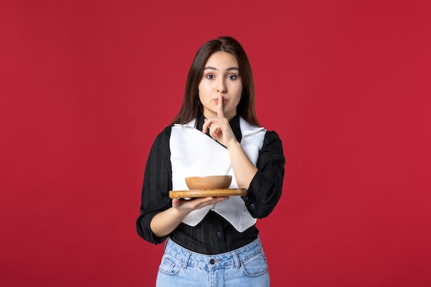 vista frontal, joven, camarera, tenencia, pedido de comida, en, fondo rojo, trabajo, comida, trabajo, comida, trabajador, tarde, mujer, color, cena, uniforme