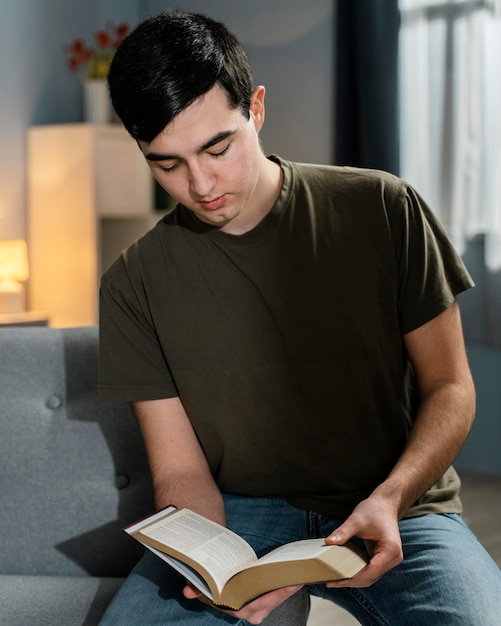 Vista frontal del joven leyendo de la Biblia