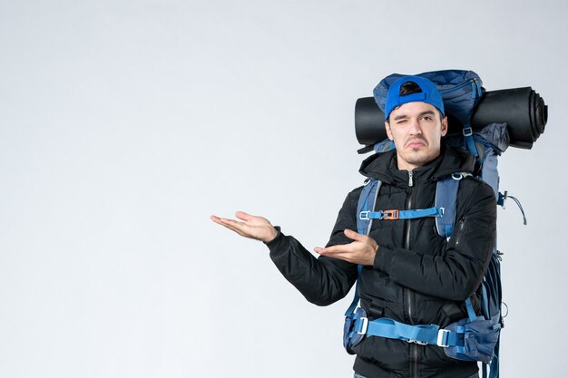 Vista frontal joven con mochila sobre fondo blanco campaña montaña fría cielo carpa aire nieve altura bosque