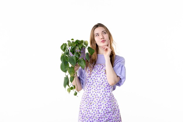 vista frontal joven mujer sosteniendo maceta con planta sobre fondo blanco hoja jardín flor hierba compras suelo plantas mujer trabajo verde