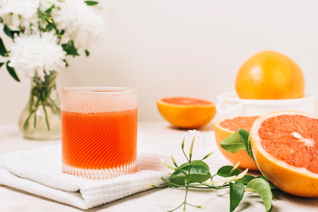 Foto vista frontal de jugo de pomelo en un vaso