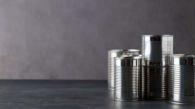 Vista frontal de latas de aluminio con espacio de copia