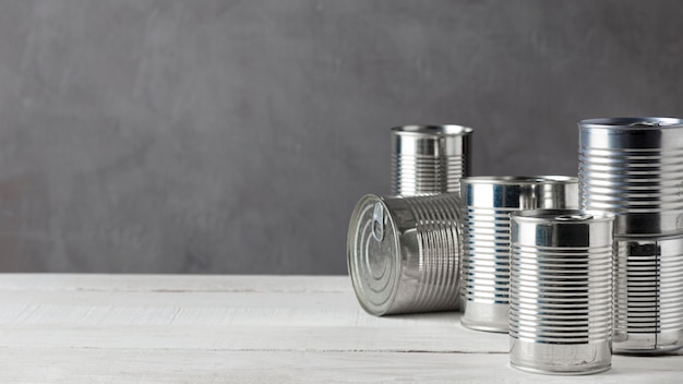 Vista frontal de latas de aluminio con espacio de copia