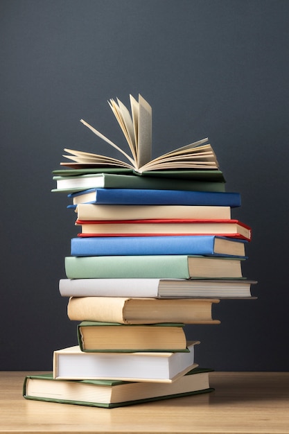 Foto vista frontal de libros con espacio de copia para el día de la educación