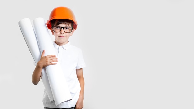 Foto vista frontal lindo niño con casco de seguridad