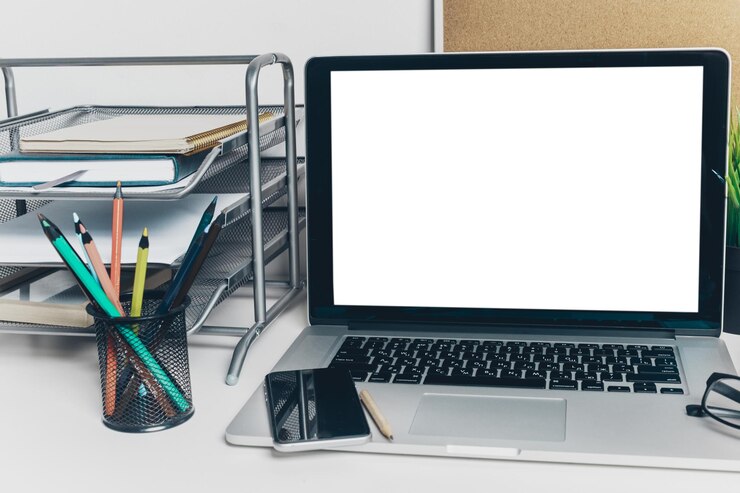 Foto vista frontal de un lugar de trabajo moderno en una oficina con computadora y suministros