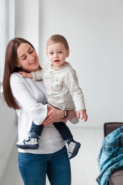 Foto vista frontal de la madre con niño