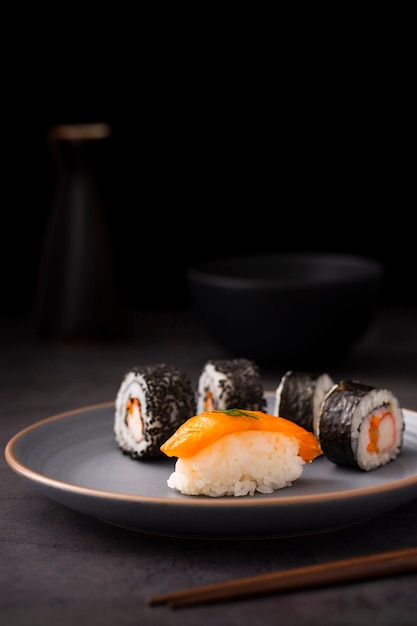 Foto vista frontal maki sushi con nigiri