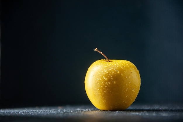 Vista frontal manzana amarilla fresca sobre fondo oscuro foto color del árbol frutos maduros de pera suave