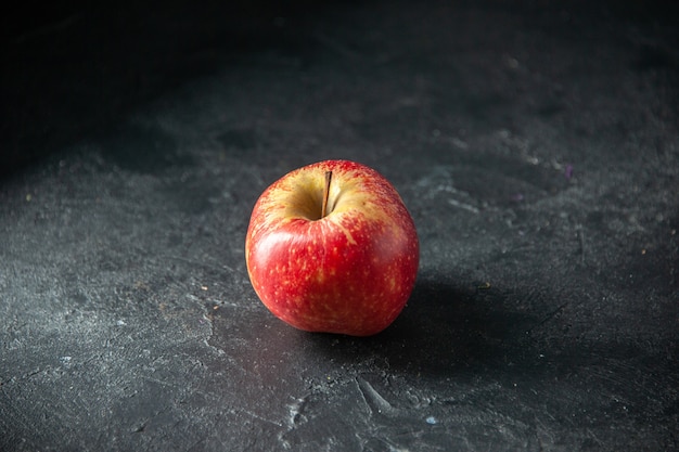 Vista frontal manzana roja fresca sobre fondo oscuro foto de color suave madura jugo de fruta de árbol