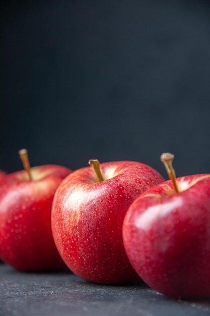 Vista frontal de manzanas rojas frescas en el color de fondo oscuro dieta de alimentos de árbol de jugo de pera de manzana de vitamina madura suave