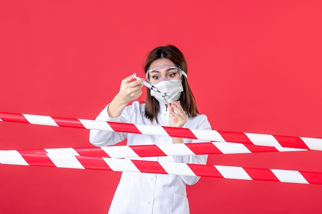 vista frontal médica fazendo injeção em fundo vermelho saúde linha selada covid - hospital crime de isolamento de vírus