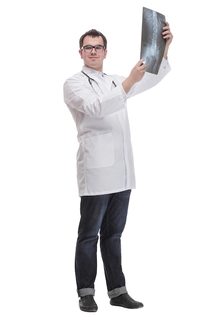 Foto vista frontal del médico del hospital que sostiene la película de rayos x de los pacientes