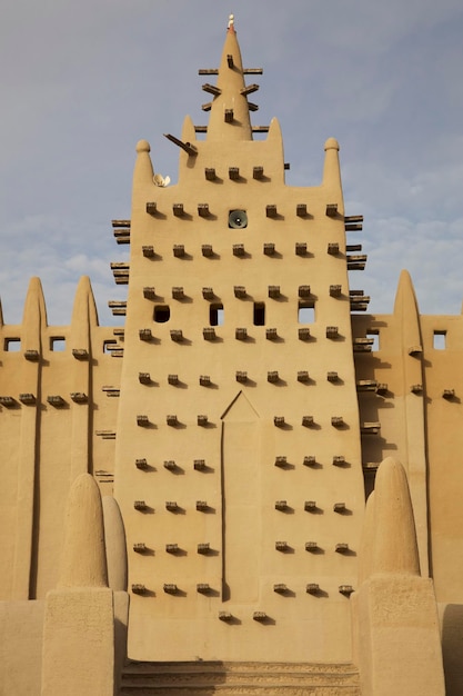 Vista frontal de la mezquita de barro de Djenne en Malí