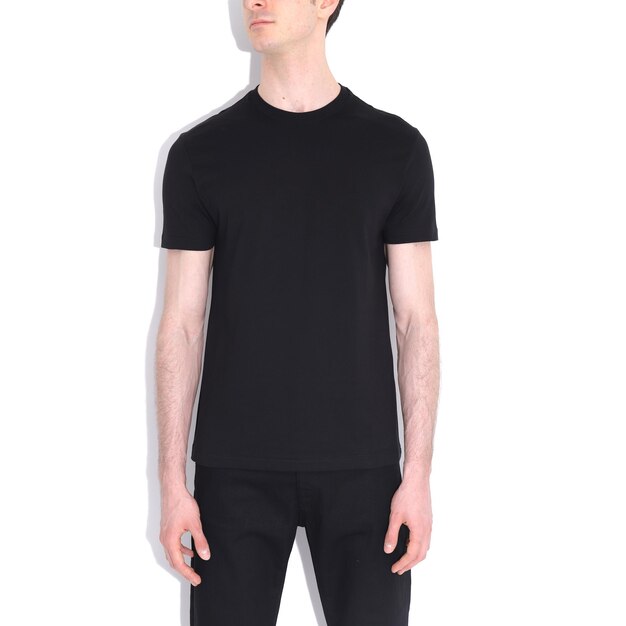 Vista frontal del modelo de camiseta negra aislada