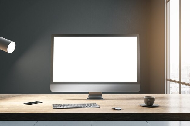 Vista frontal en un monitor de computadora moderno blanco en blanco con lugar para su sitio web o diseño web en una mesa de madera con taza de café y teclado en un fondo de pared oscuro en una habitación iluminada por el sol simulacro de representación 3D