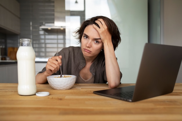 Foto vista frontal mujer con ansiedad comiendo