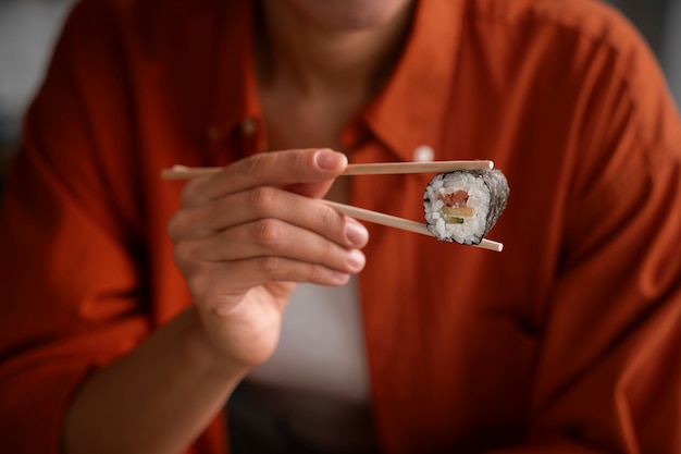 Vista frontal mujer aprendiendo a hacer sushi