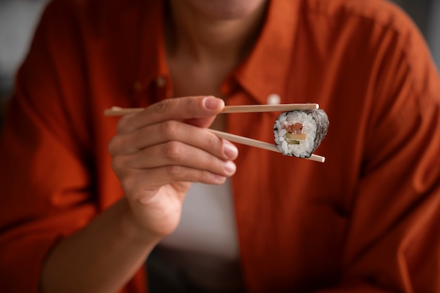 Foto vista frontal mujer aprendiendo a hacer sushi