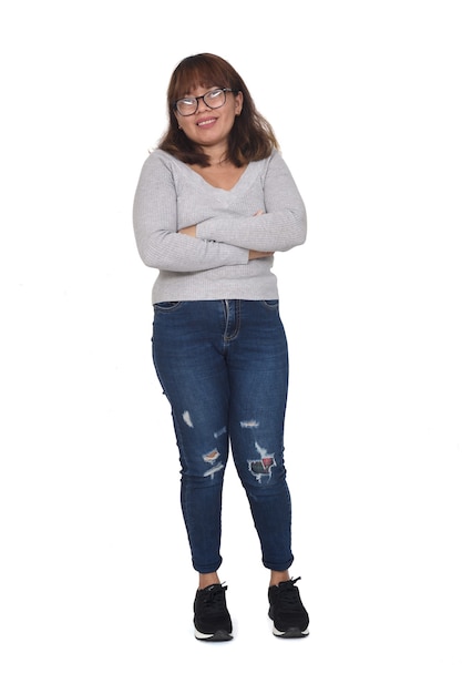 Vista frontal de una mujer con los brazos cruzados sobre fondo blanco.