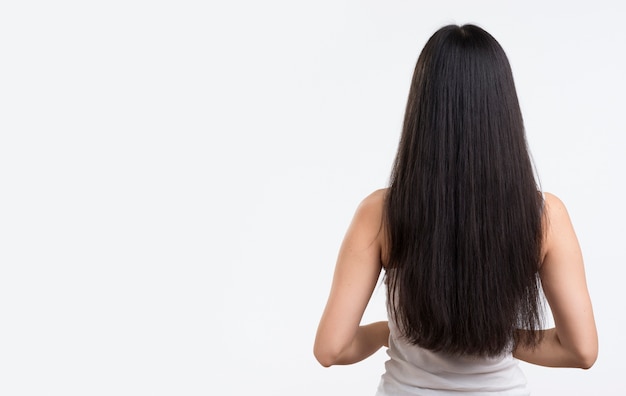 Vista frontal mujer con cabello largo