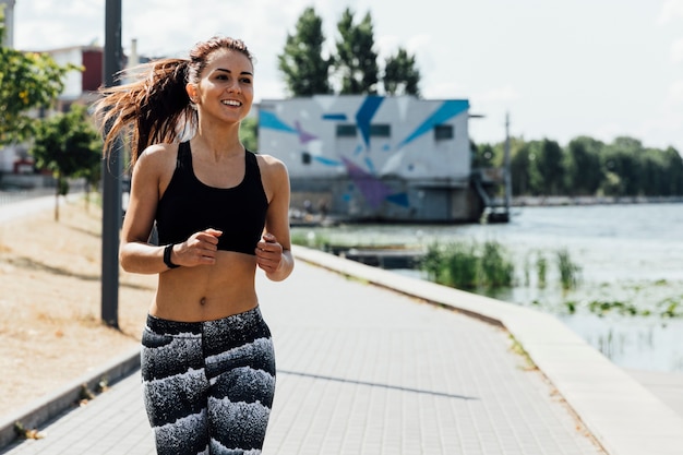 Foto vista frontal de la mujer corriendo