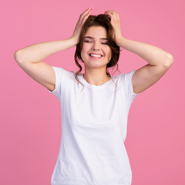 Foto vista frontal de la mujer despreocupada sonriente