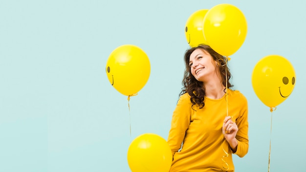 Foto vista frontal de mujer con globos