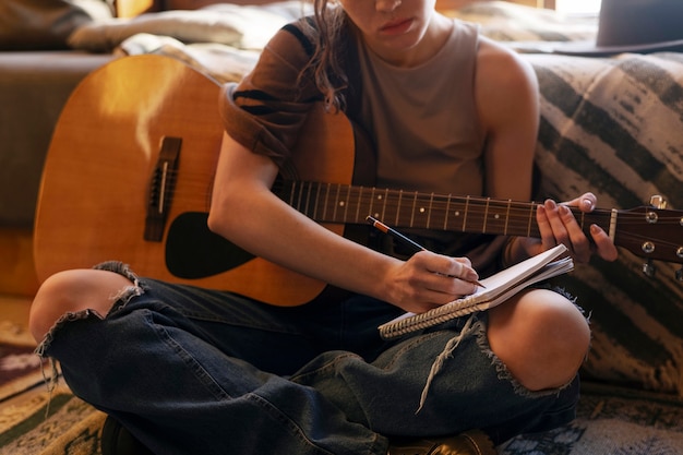 Foto vista frontal de una mujer con una guitarra