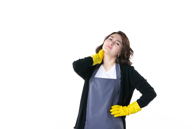 Vista frontal mujer joven en guantes amarillos sobre fondo blanco mujer jardinero naturaleza jardín árboles flor de color