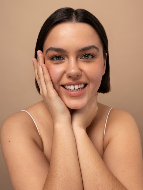 Foto vista frontal mujer joven posando en estudio