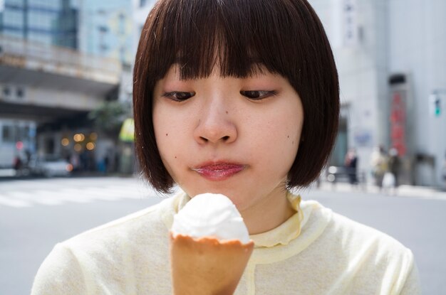 Foto vista frontal mujer mirando helado