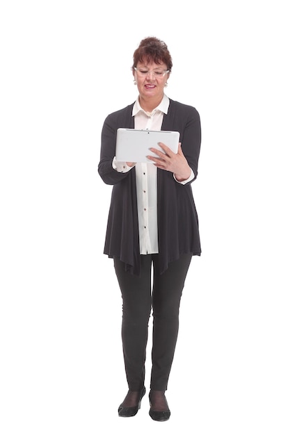 Vista frontal de la mujer de negocios sonriente con tablet PC