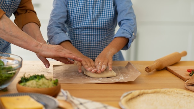 Foto vista frontal mujer y niño cocinando juntos