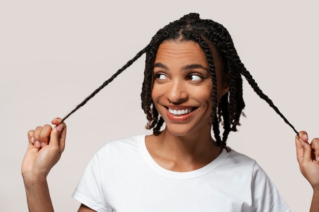 Foto vista frontal mujer con peinado afro