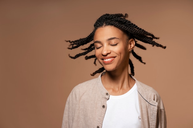 Foto vista frontal mujer con peinado afro