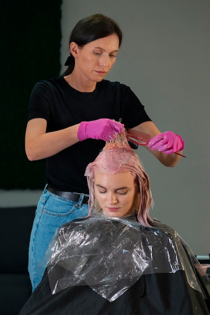 Foto vista frontal mujer en peluquería